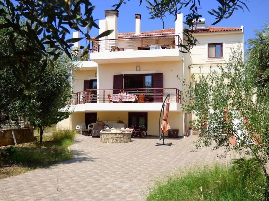 Case de vacanță Avia, House With Privillaged View, 100 Meters From The Sea Avía